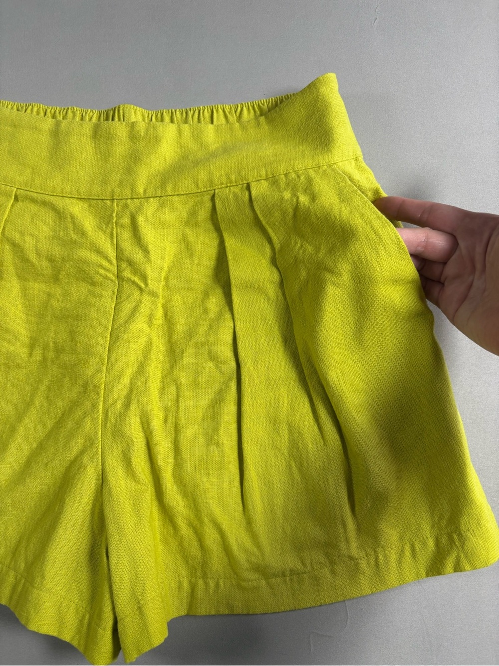 Abercrombie & Fitch Sloane High Waist Pleated Trouser Shorts Chartreuse, M - Picture 7 of 9